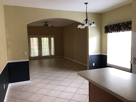 3rd image of 276 Clydesdale Cir