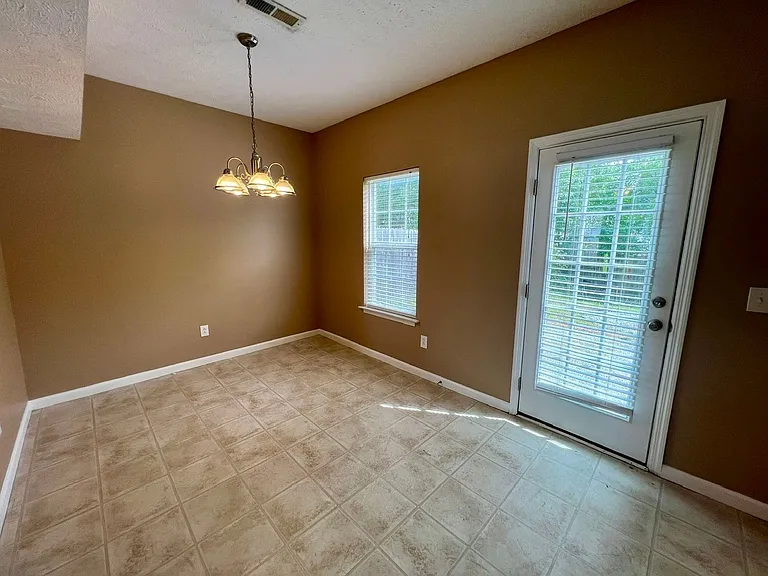 453 Drexel Ct — Photo 4