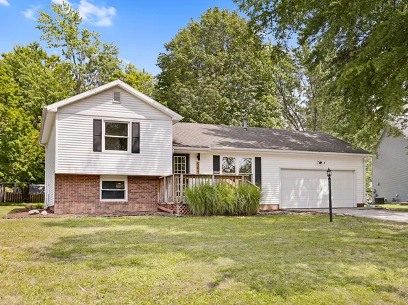 504 Western Hills Dr, Mahomet, IL 61853