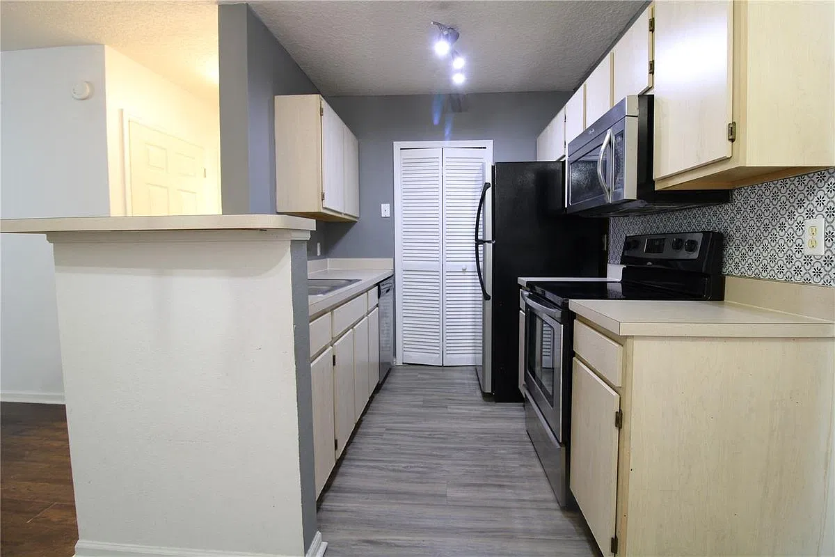 2 bed, 2.0 bath, 996 sqft, $1,600 — Photo 3