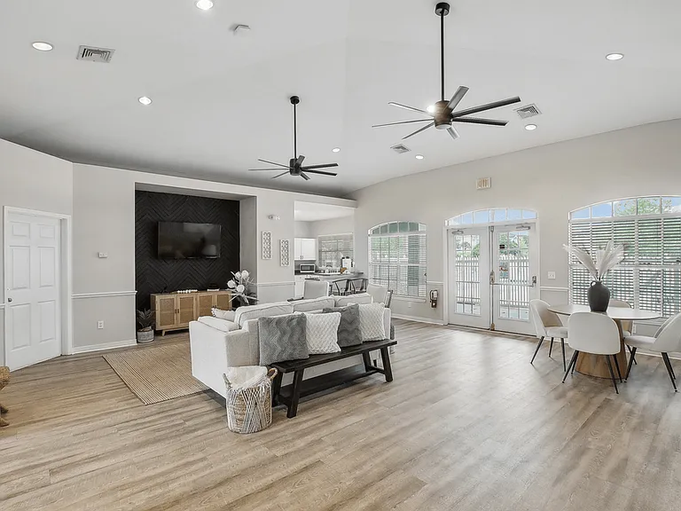 Waterford Pointe Apartments — Photo 11