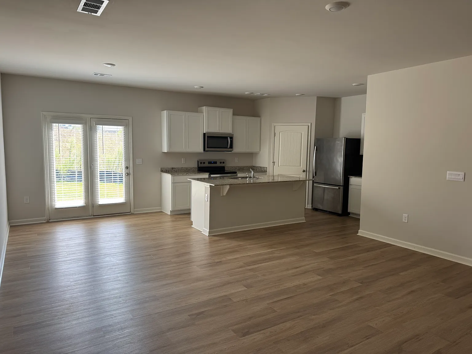 3 bed, 2.5 bath, 1850 sqft, $2,200 — Photo 3