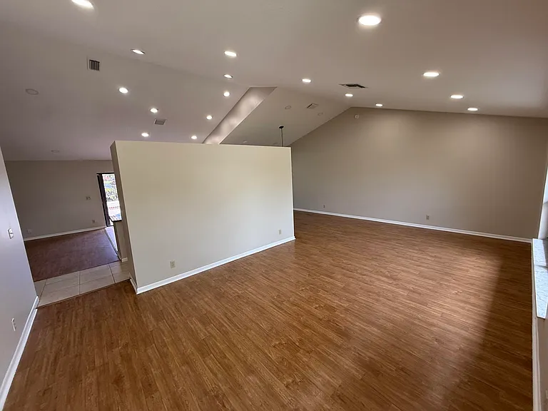 9215 Sun Pointe Dr — Photo 3