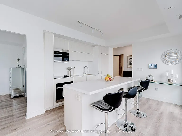 370 Martha St #1707 — Photo 8