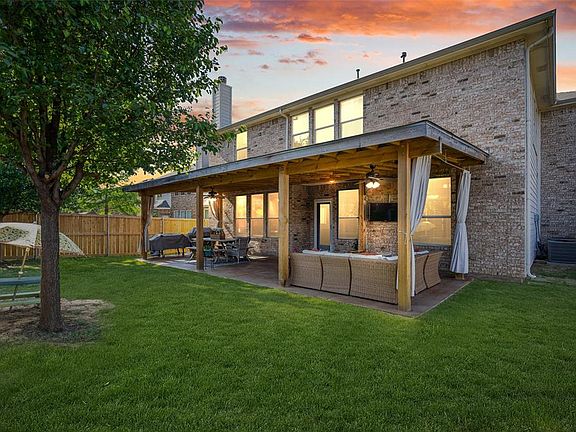 3rd image of 2804 Surrey Oaks Ct