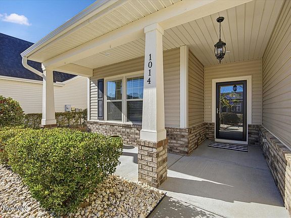 3rd image of 1014 Meadowlands Trail NW