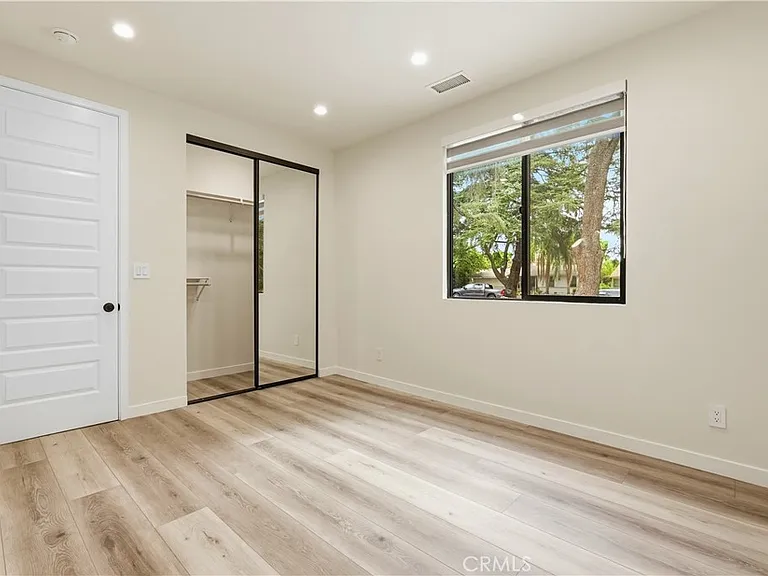 10913 White Oak Ave — Photo 10