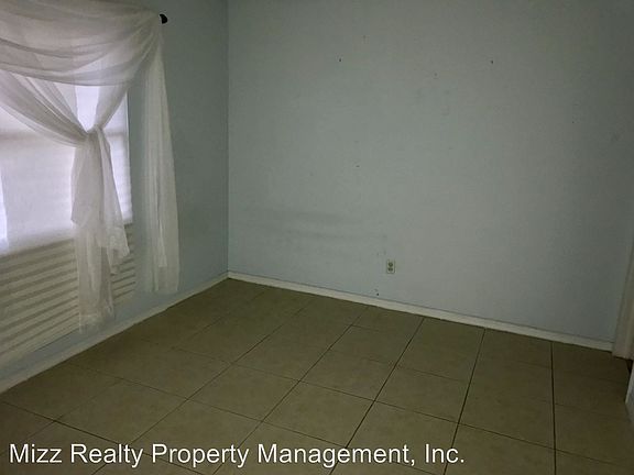 4th image of 241 Edgewood Dr