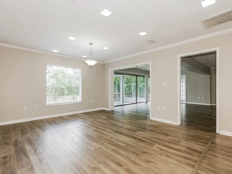 1033 Campbell Ave — Photo 5