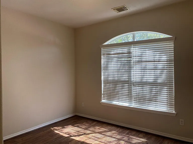 2912 Ashbrook Ln — Photo 7