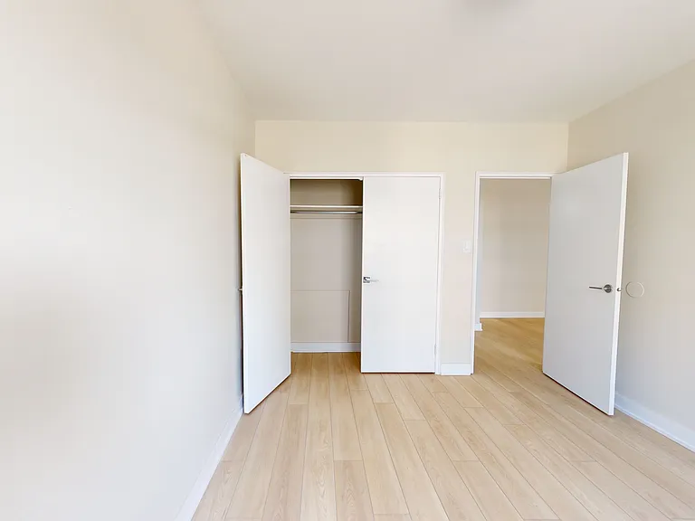 1170 Fennell Ave E — Photo 4