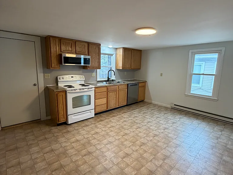211A N Railroad St — Photo 5
