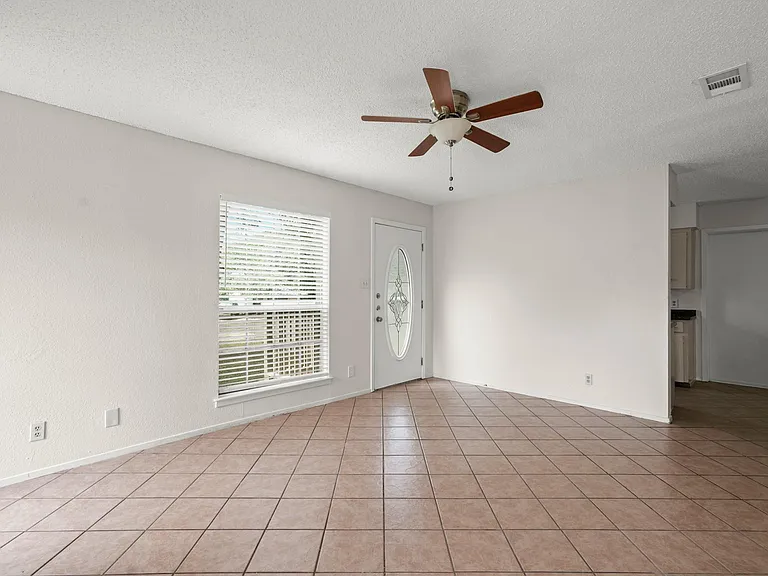 1404 Valleyridge Cir #B — Photo 6