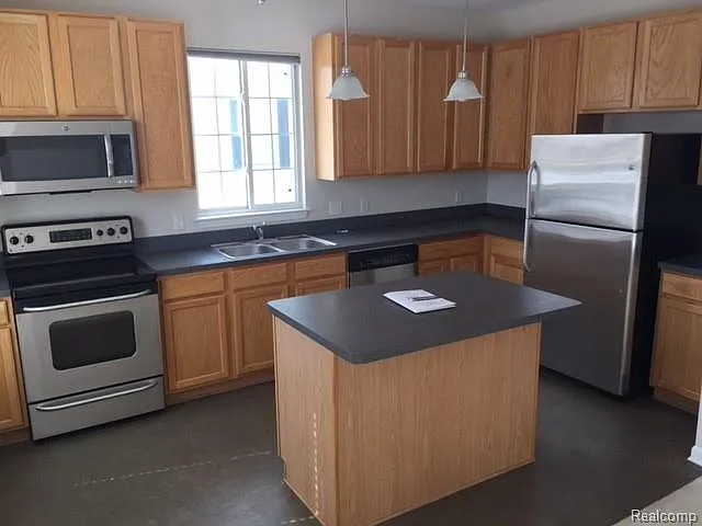 3 bed, 2.0 bath, 1711 sqft, $2,500 — Photo 3