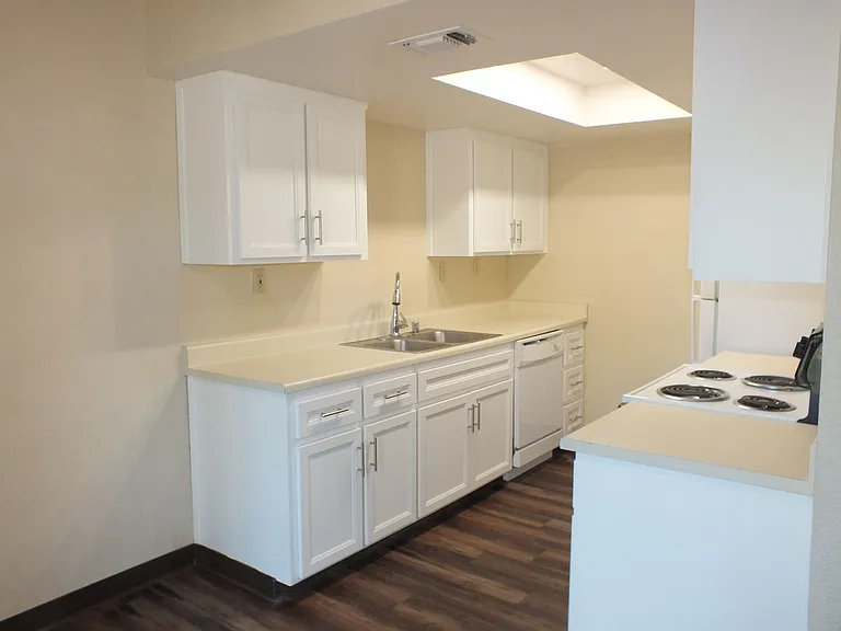 Cameron Park Townhouse apartments at La Crescenta Gardens — Photo 6