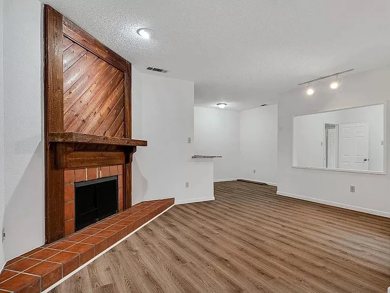 9600 Royal Ln #206 — Photo 3