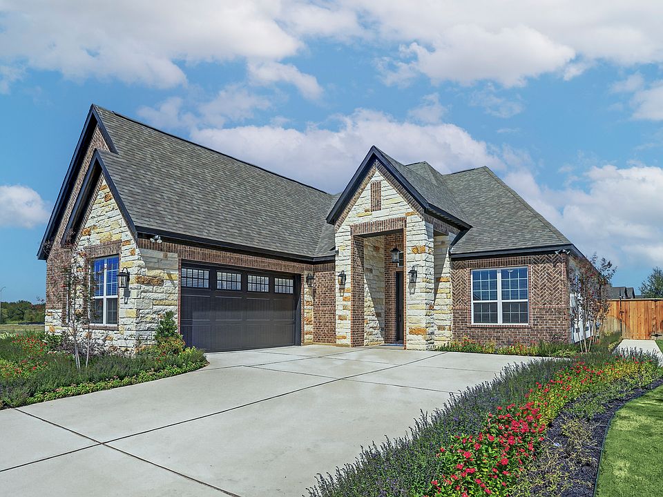 Angled exterior of the Hanna plan, showcasing the swing garage.