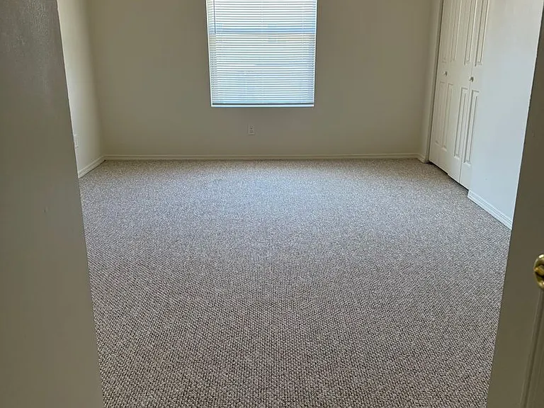 1441 W Allen St — Photo 15