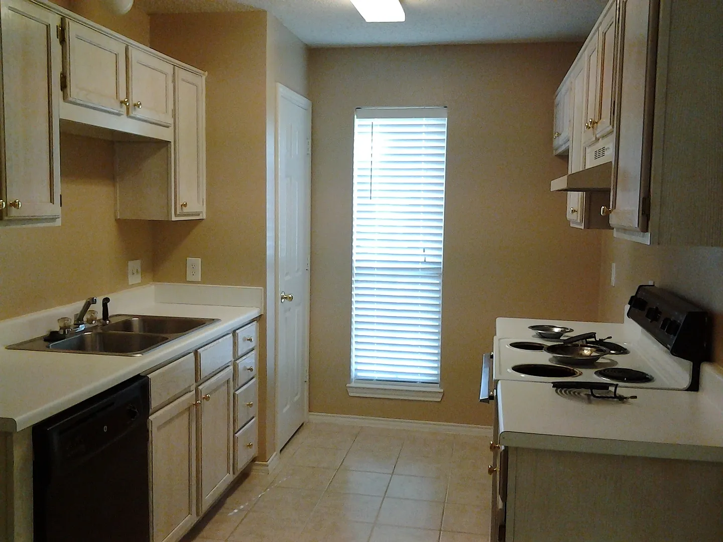 545 Kirkland Ln — Photo 4