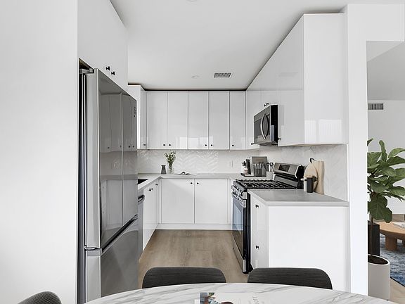 2nd image of 5606 Lexington Ave APT 6