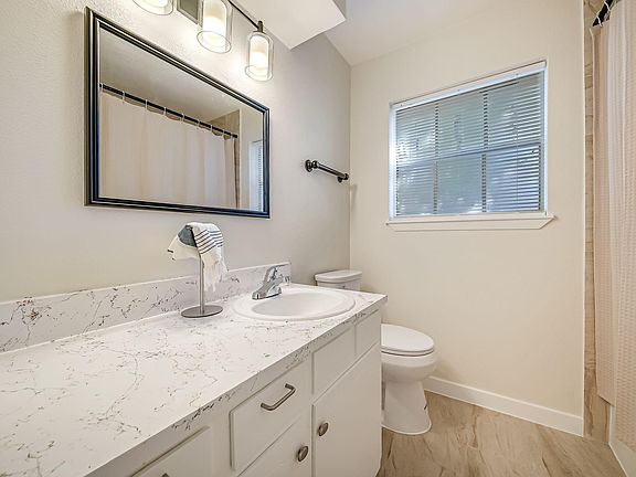 3rd image of 1410 Parkside Dr