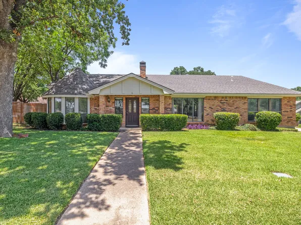302 Bear Creek Dr, Euless, TX 76039