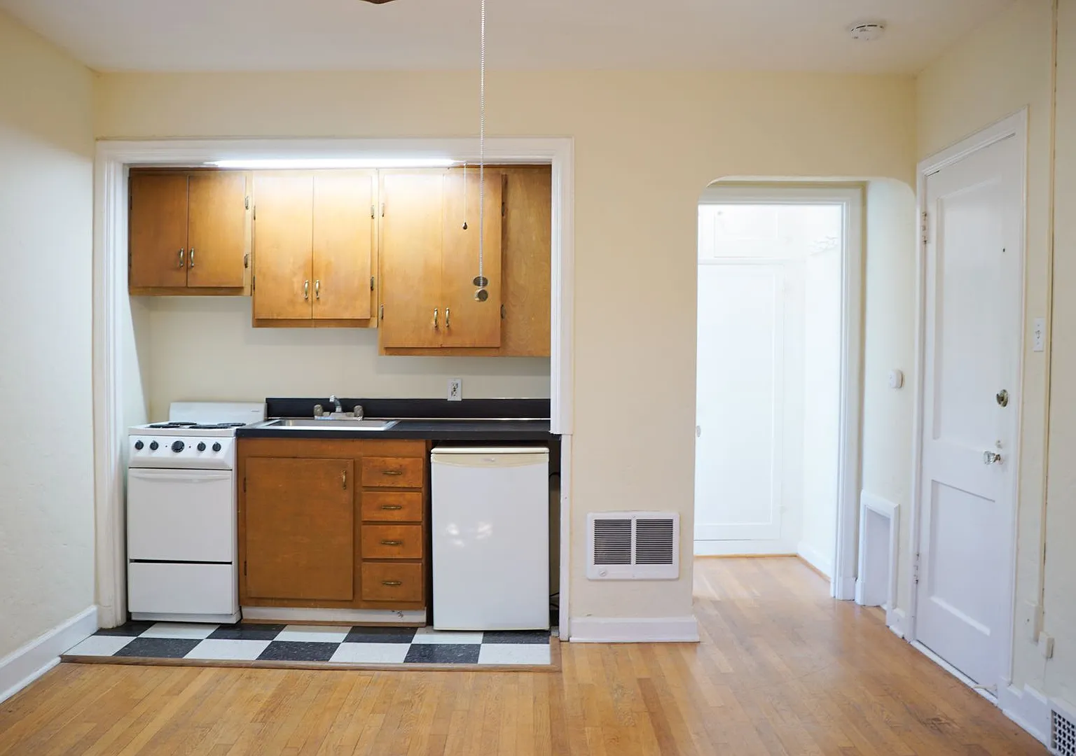 Vintage Studio off 23rd Ave Available Mid-October! — Photo 2