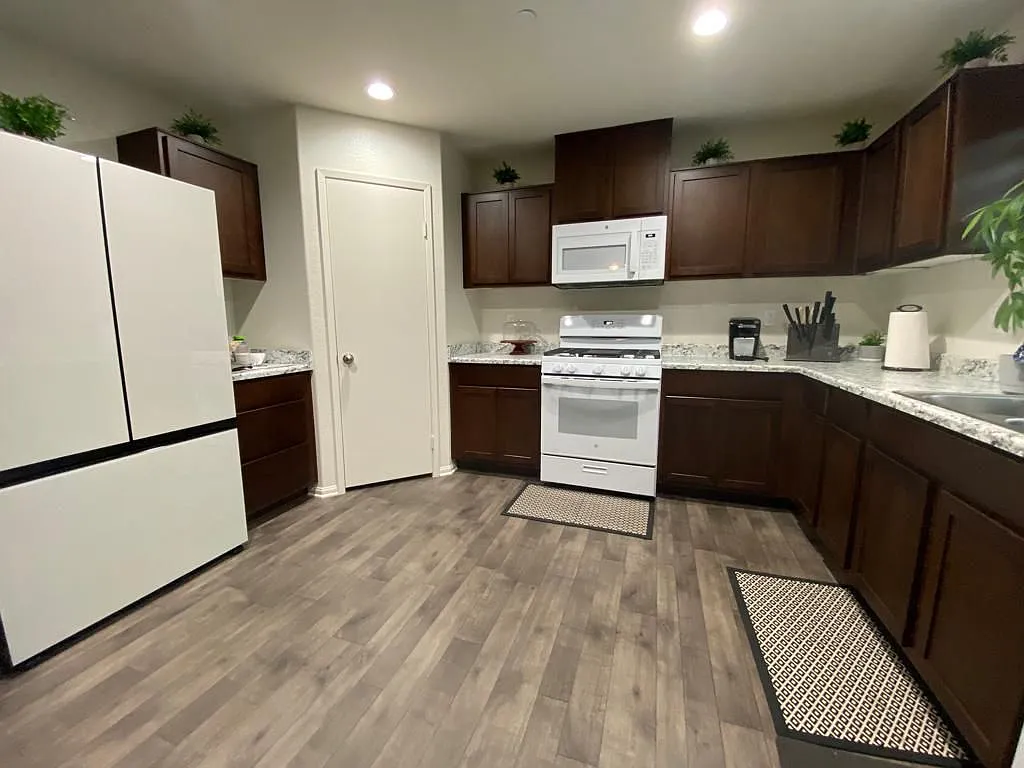 3 bed, 2.5 bath, 1716 sqft, $2,650 — Photo 3