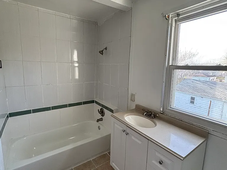 904 Jefferson St — Photo 11
