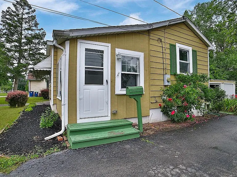 672 Longmeadow Rd — Photo 2