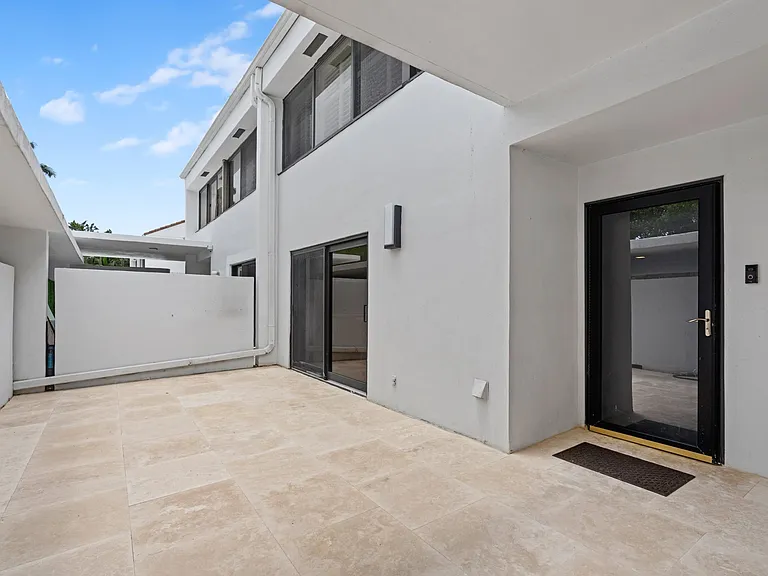 2435 Presidential Way #G — Photo 30
