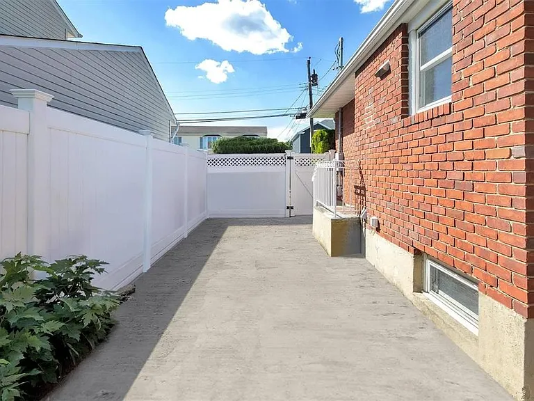 142 S 6th St — Photo 11