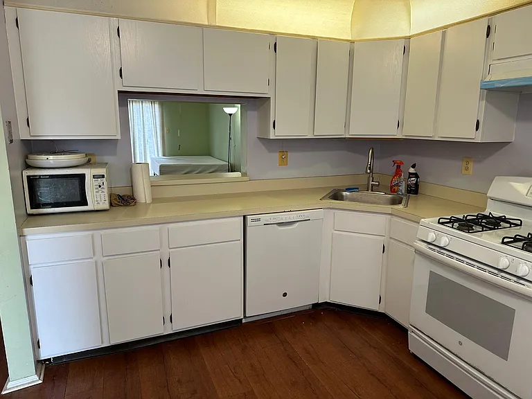 243 Hampshire Ct — Photo 10