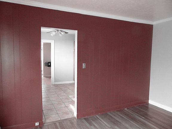 Back of dining room wall without furniture