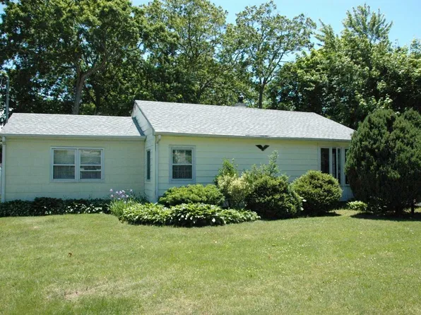 411 2nd Ave W, East Northport, NY 11731