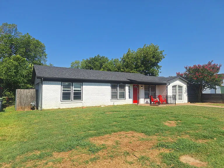 1225 Harrison Ln — Photo 2