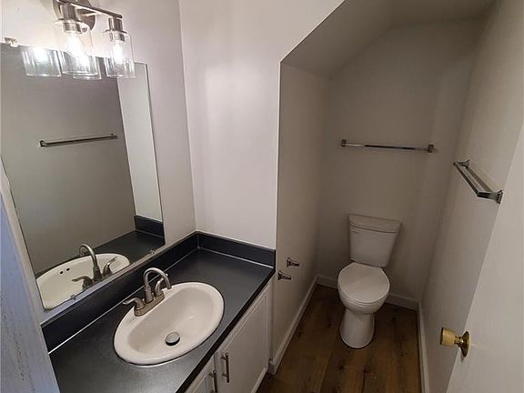 5th image of 1021 Valerian Ct