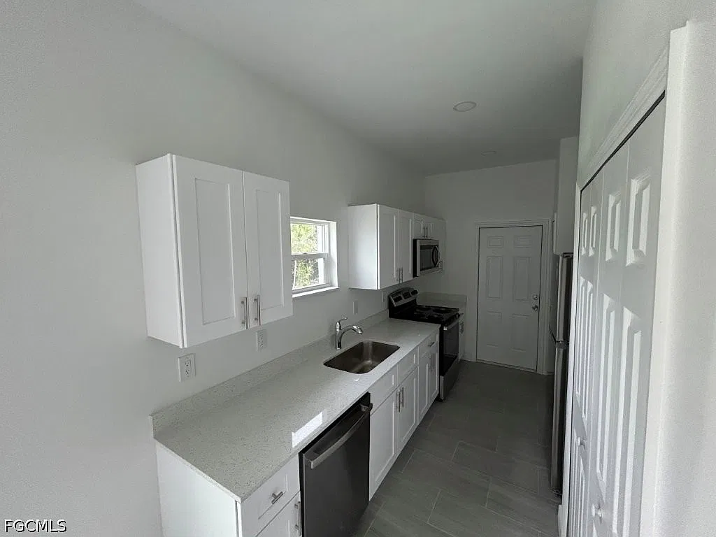 3 bed, 2.0 bath, 1055 sqft, $1,700 — Photo 4