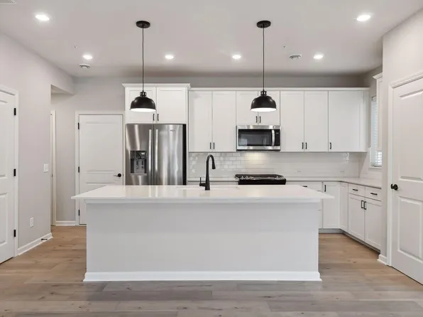 2440 N Blossom Cir, Long Lake, MN 55356