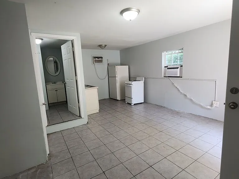 2204 Eleanor Dr — Photo 3