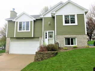424 Lesueur Ave, Eagle Lake, MN 56024