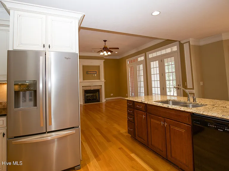 16 Montrose Ct — Photo 43