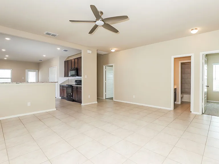 10906 Airmen Dr — Photo 4