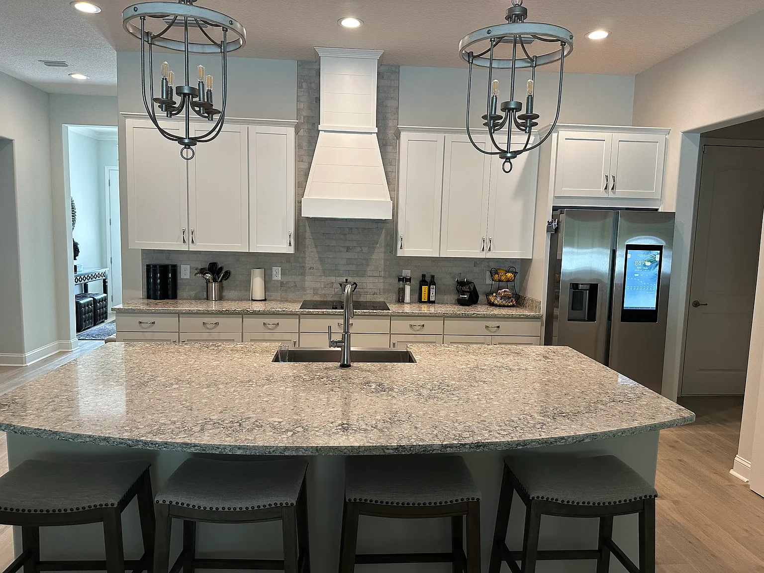 4 bed, 2521 sqft, $3,200 — Photo 2