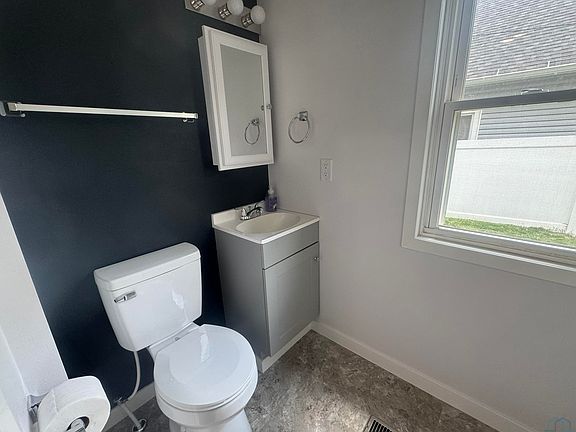 4th image of 203 Helen St