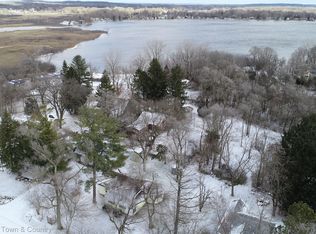 10133 Ogemaw Ct, Lakeland, MI 48169