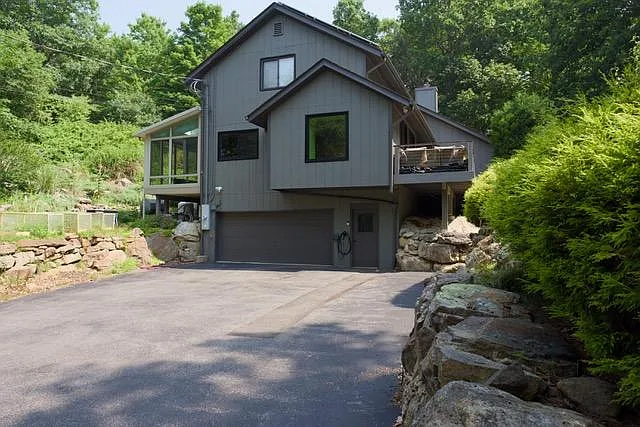 329 Glen Rd — Photo 1
