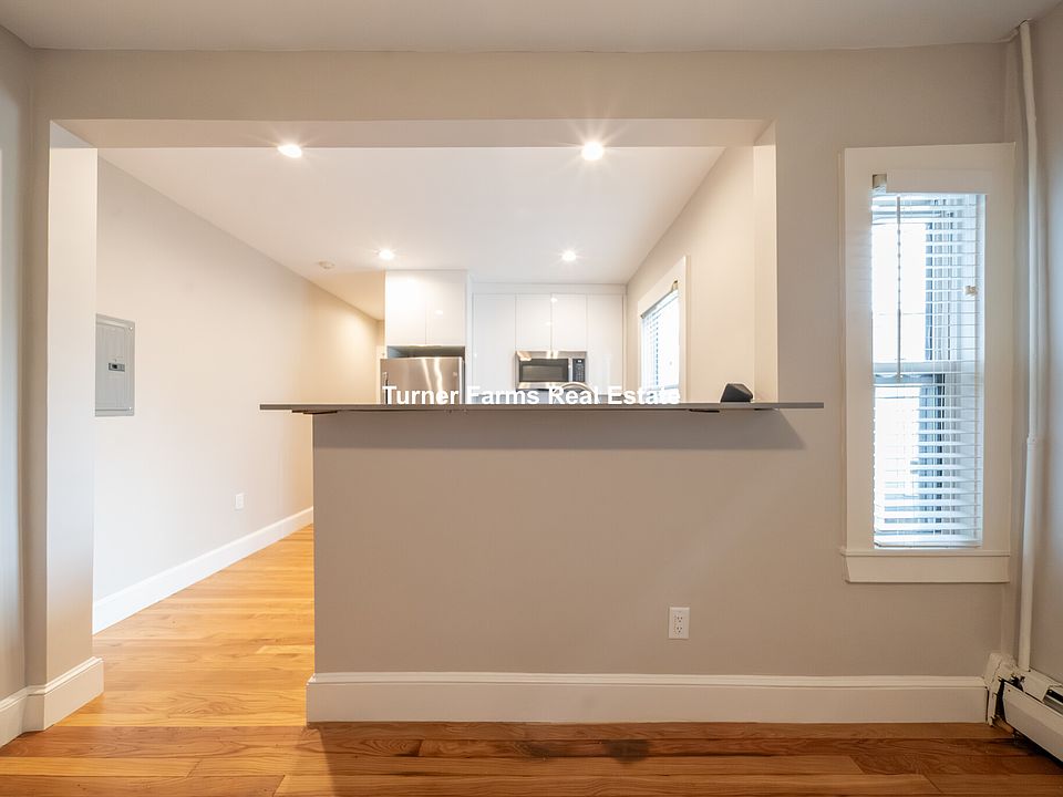 1st image of 222 Banks St #12