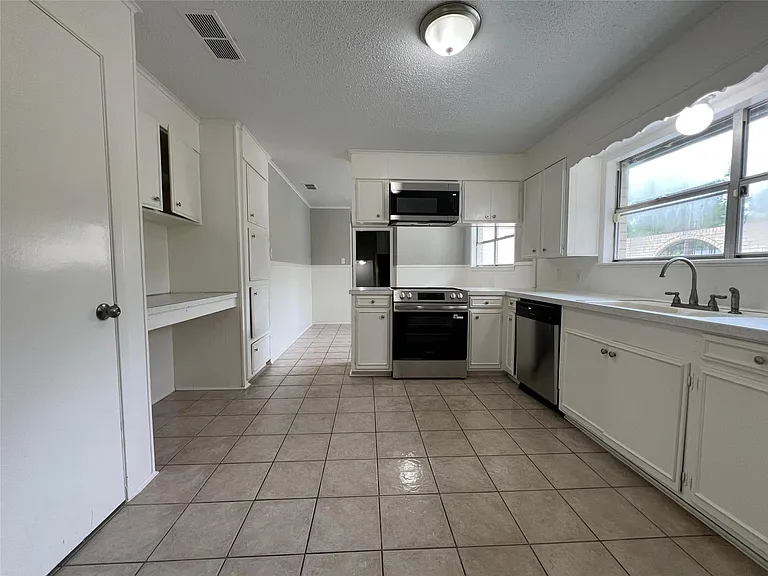 410 Cordell Dr — Photo 8