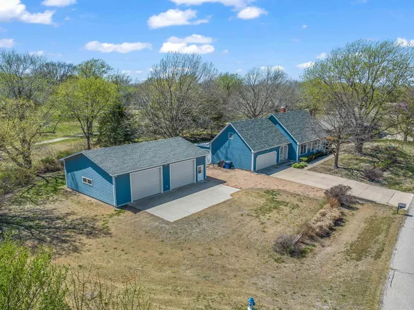 715 Country Club Dr, Newton, KS 67114